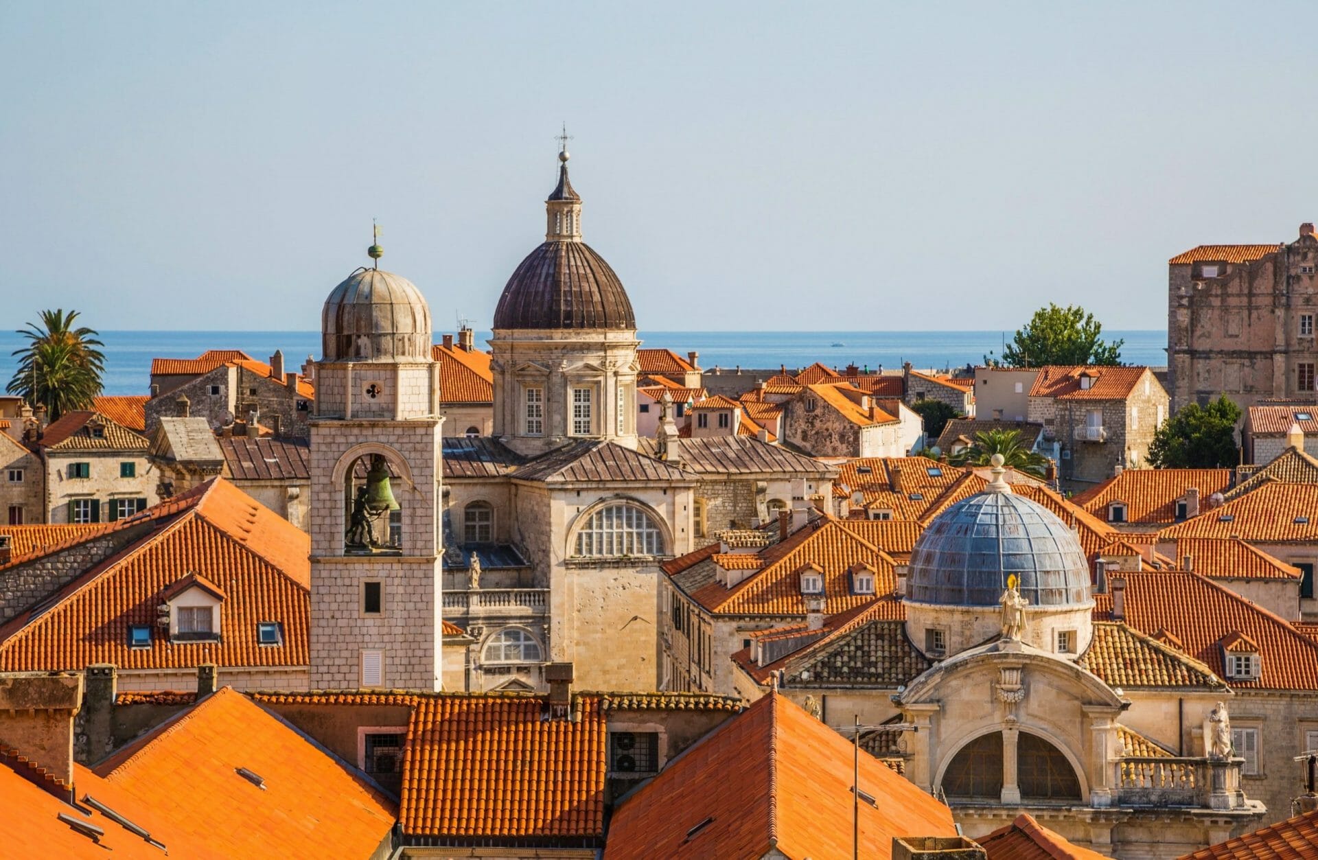 El edificio distante del Tesoro-Catedral dentro del casco antiguo de Dubrovnik, Croacia