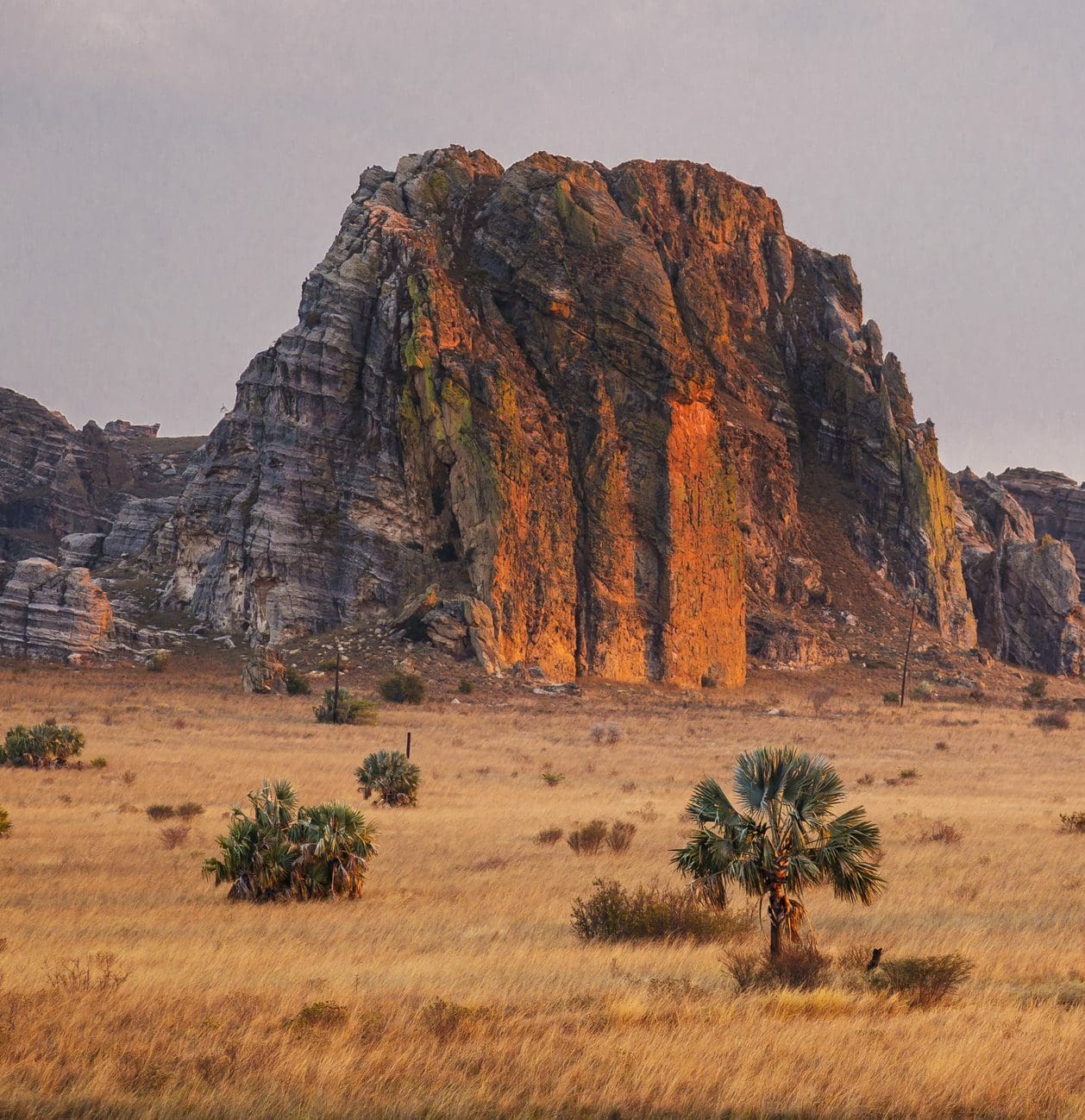 Paisaje de puesta de sol en rocas rojas en Madagascar