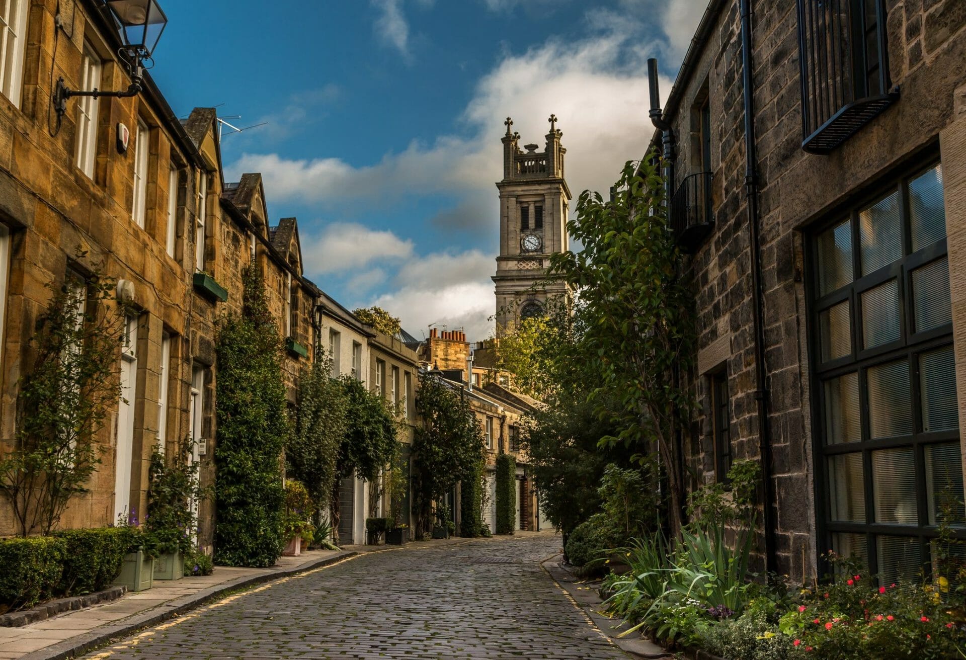 La hermosa y pintoresca calle empedrada de Circus Lane, a solo unos minutos a pie del centro de la ciudad de Edimburgo, Escocia