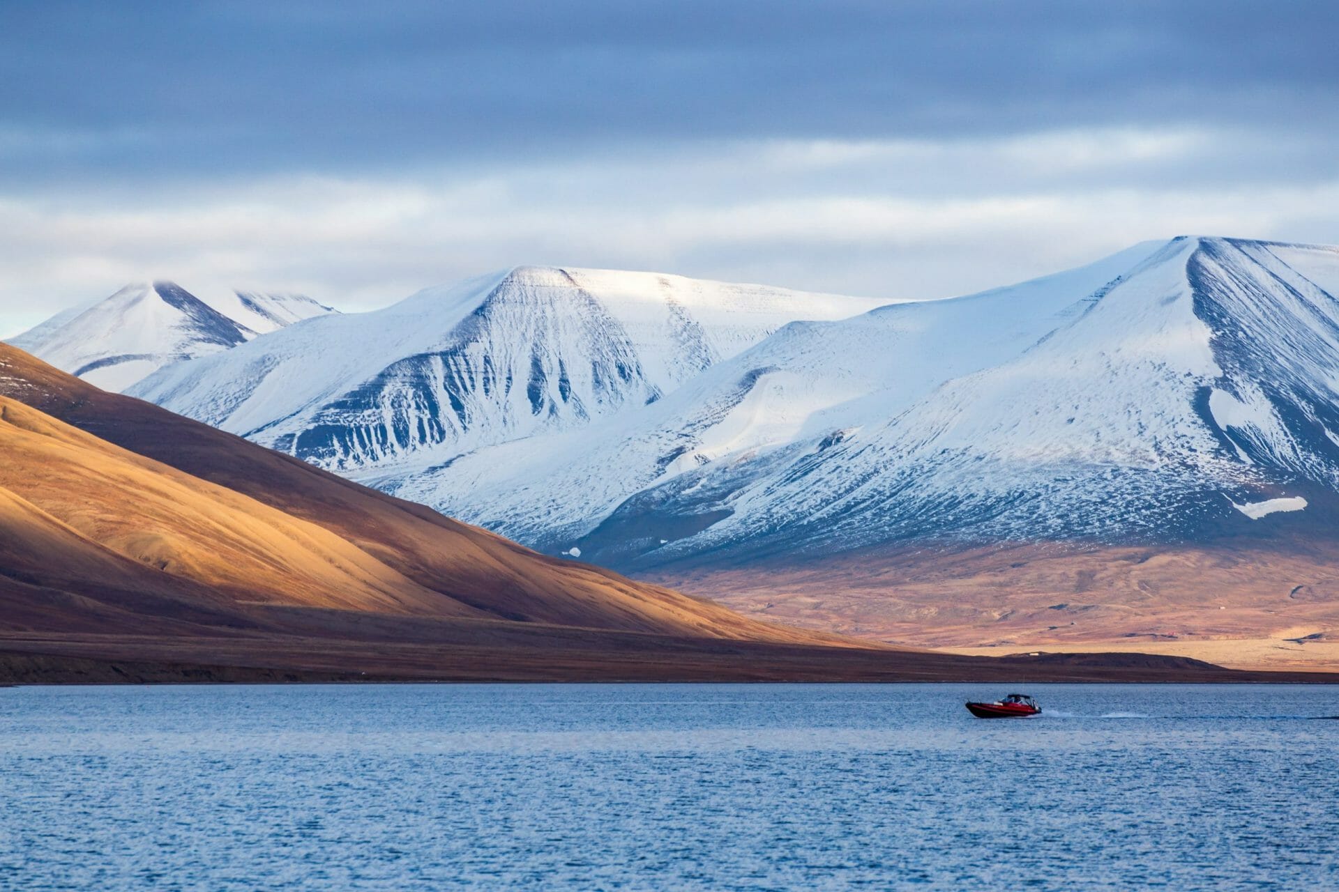 Barco fuera de Longyearbyen, Noruega