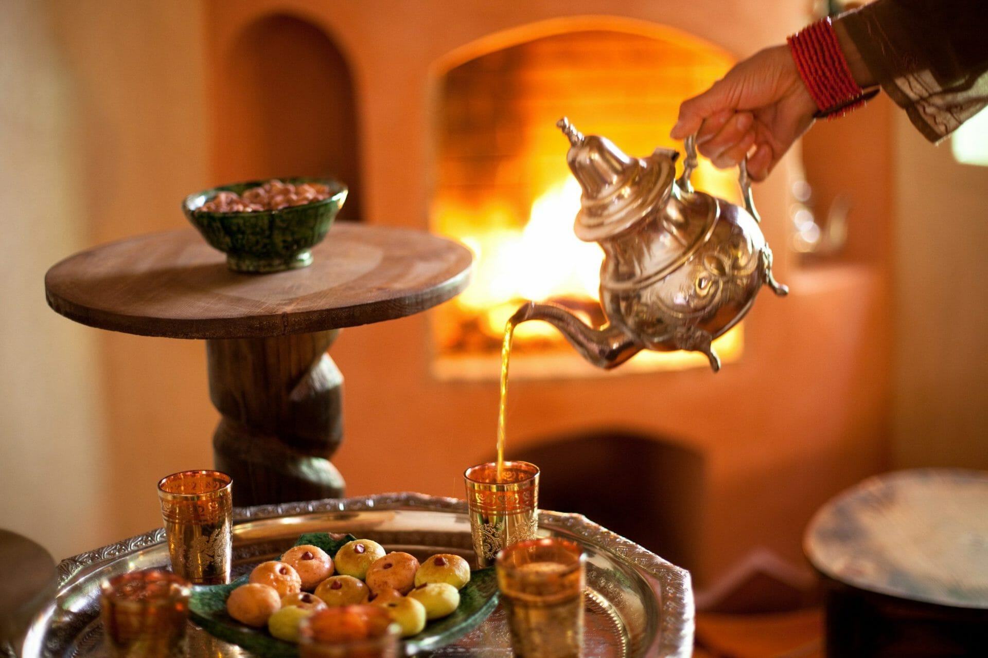 thé à la menthe et patisseries marocaines