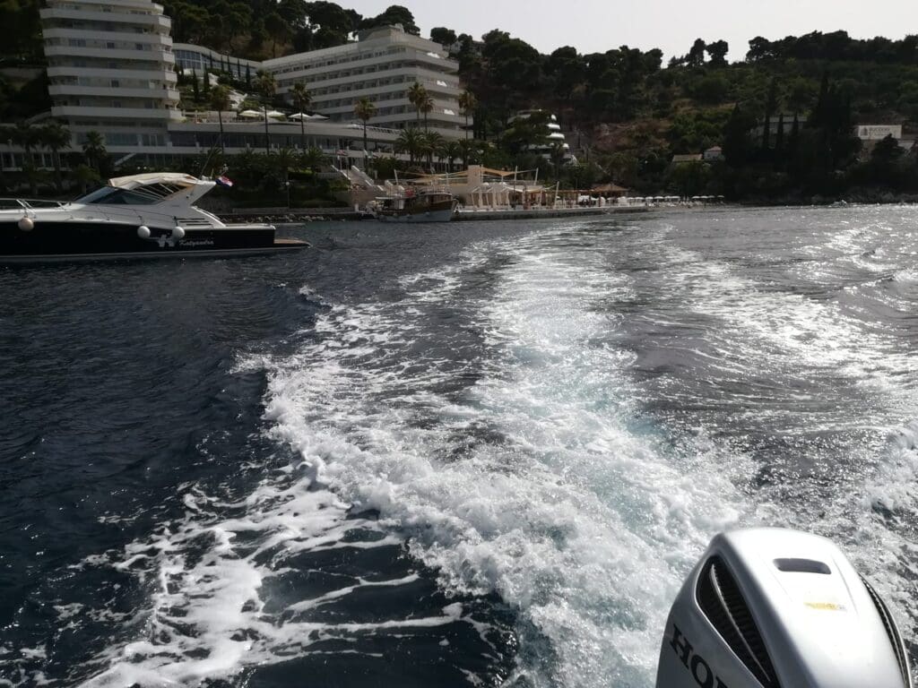 Vistas desde el barco al puerto de Montenegro