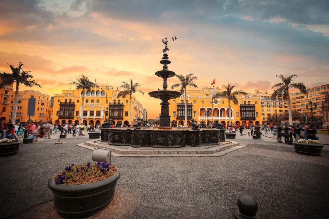 plaza mayor de lima al atardecer