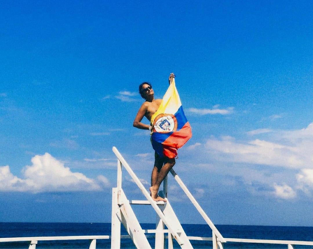 ©Javier Biosca_Josie con la bandera de Colombia