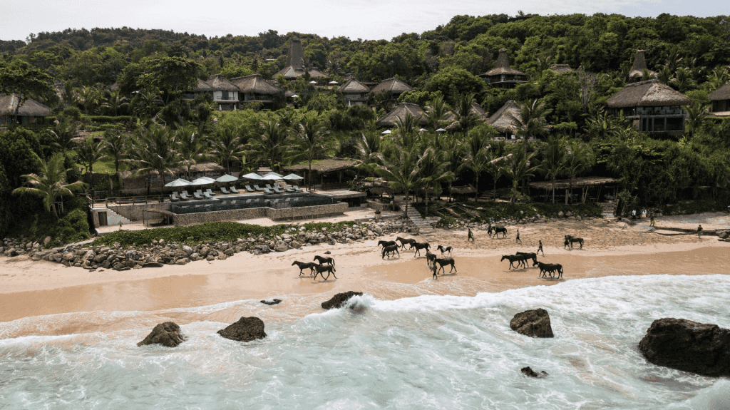 Caballos en la playa en el hotel Nihi Sumba