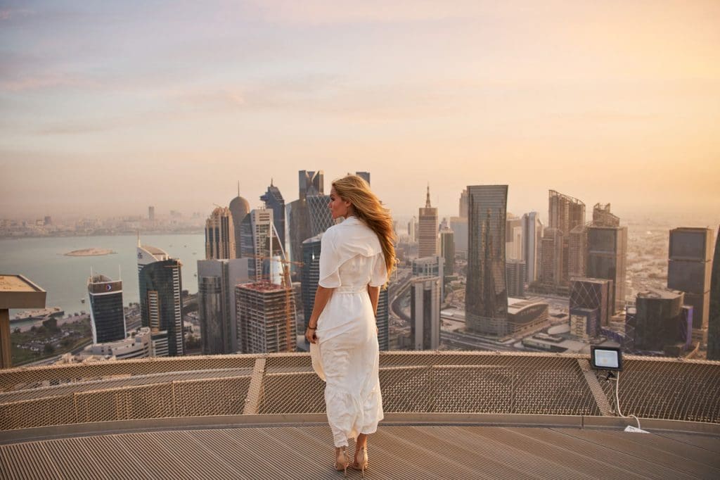 Mujer en lo alto de un helipuerto en Doha, Catar