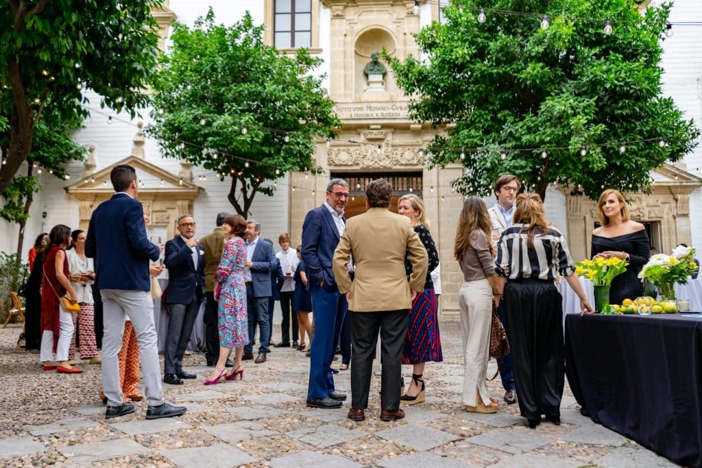 Personas en el patio de la galeria ABC de Sevilla