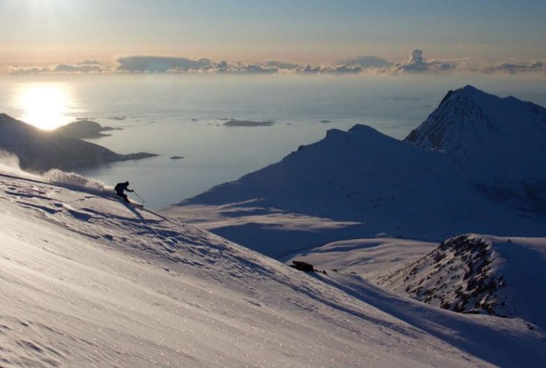 Esquiador en los Alpes noruegos