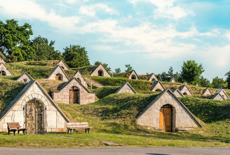 Bodegas en fila en la región vinícola de Tokaj, Hungría