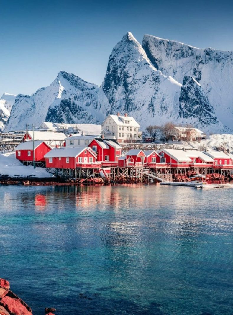 Escena de la tarde en el pueblo de Sakrisoy, Noruega, Europa. Magnífica vista invernal de las Islas Lofoten. Hermoso paisaje marino del mar Noruego. Paisaje invernal intacto.