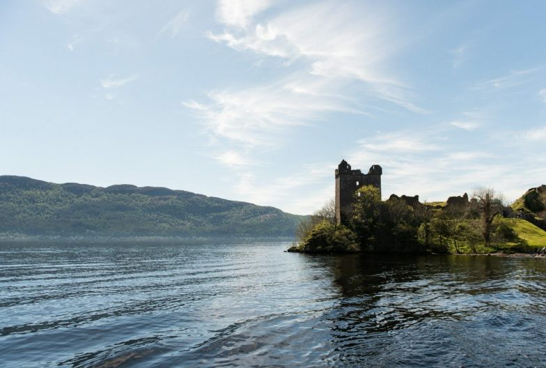 Ruinas de un castillo en el lago Ness