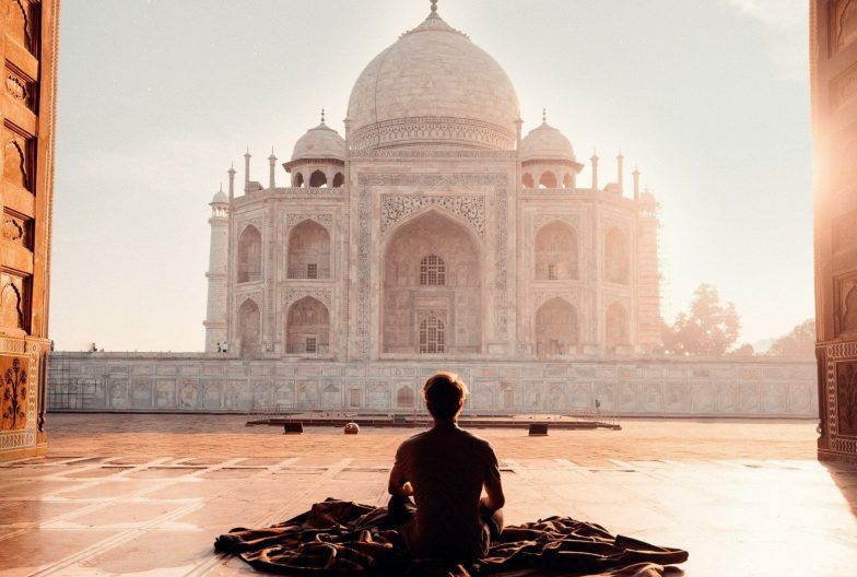 Yoga frente al Taj Mahal