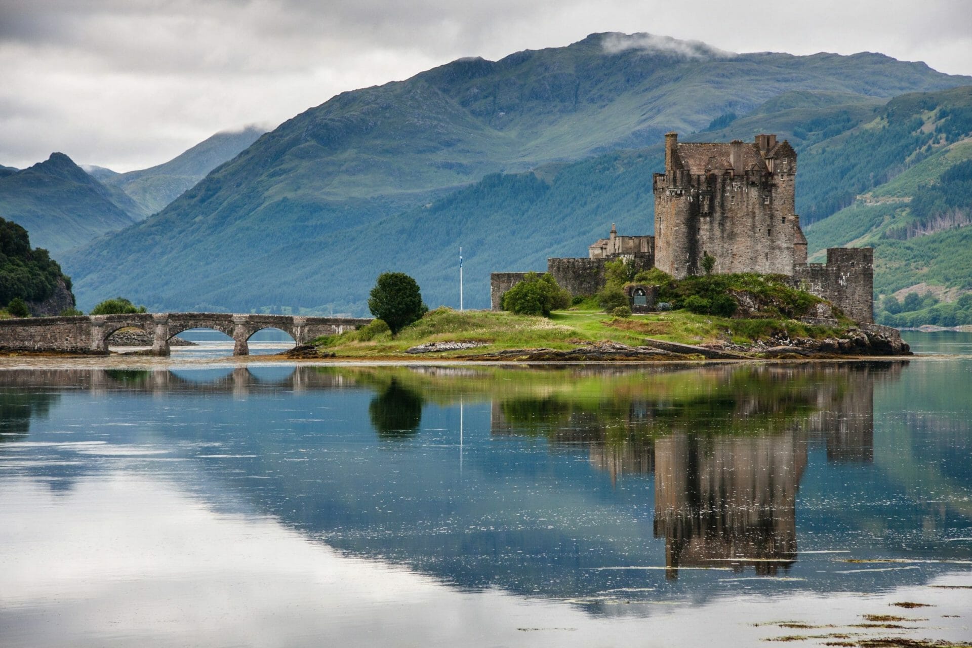 Castillo de Eilean Donan junto al agua, Escocia.