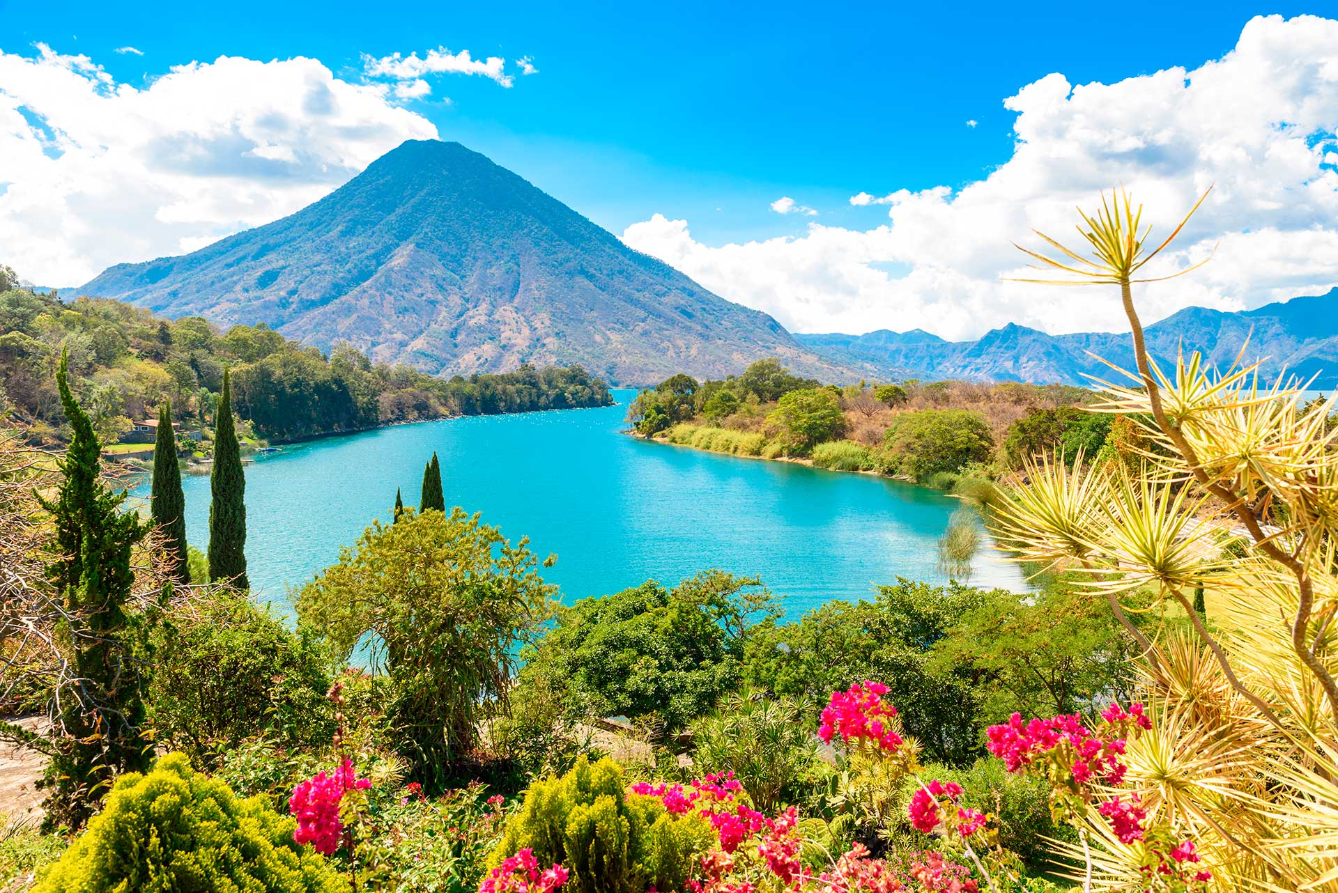 Vista del lago Atitlán en verano