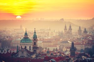 Panorámica urbana de Praga al amanecer, República Checa.