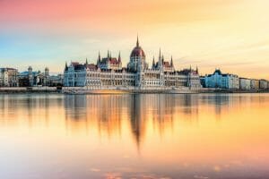 Vista del Parlamento de Budapest al atardecer, Hungría