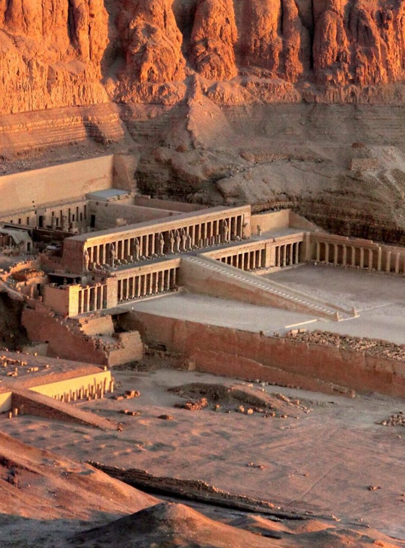 Egipto. Luxor. Deir el-Bahari. El Templo Mortuorio de Hatshepsut - vista aérea en la luz temprana del sol.