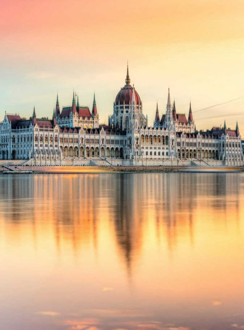 Vista del Parlamento de Budapest al atardecer, Hungría